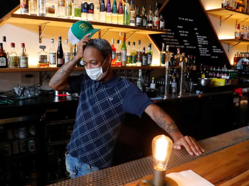 Il proprietario di un ristorante di Dallas, in Texas, il giorno della riapertura del locale dopo il lockdown (AP Photo/LM Otero)