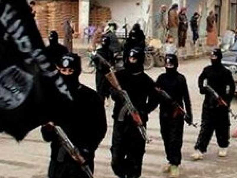 Combattenti dell'Isis in marcia a Raqqa, Siria (Foto Ap)