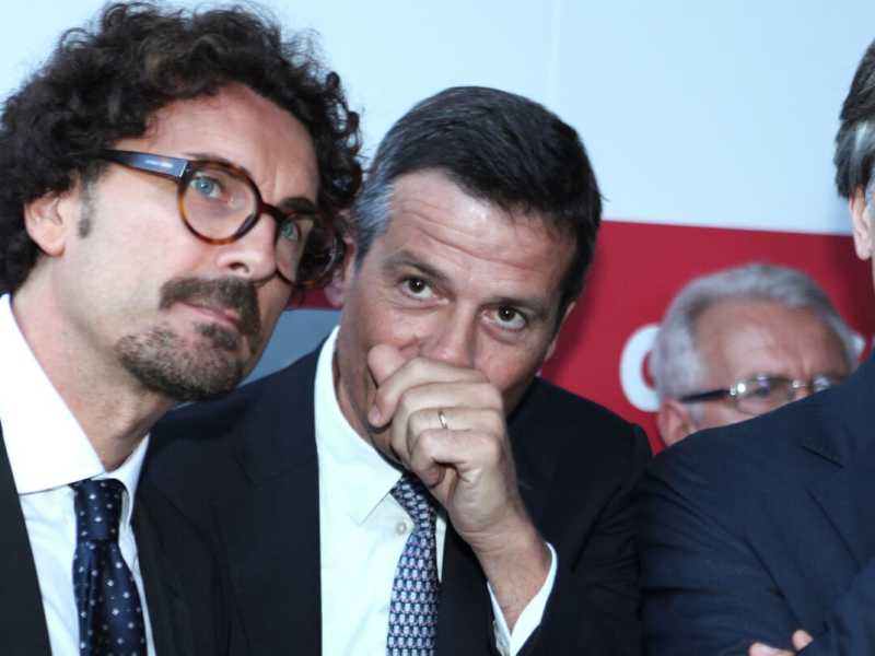 Il sindaco del Pd di Reggio Calabria, Falcomatà, insieme al grillino Toninelli (foto LaPresse)