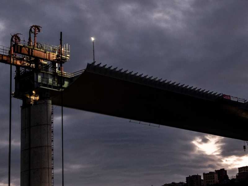 La ricostruzione del nuovo ponte di Genova (foto Marco Alpozzi/LaPresse