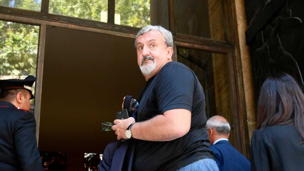 Immagine di Emiliano si vaccina per le Regionali e candida il virologo Lopalco