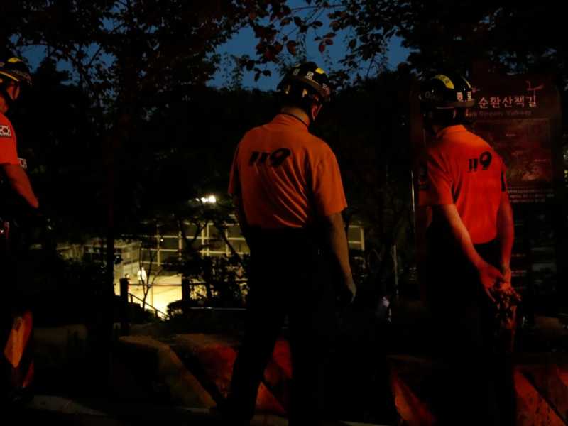 Una squadra di ricerca di Park Won-soo, il sindaco di Seul dato per scomparso. Il suo corpo è stato trovato intorno alle dieci del mattino, ora locale (LaPresse)