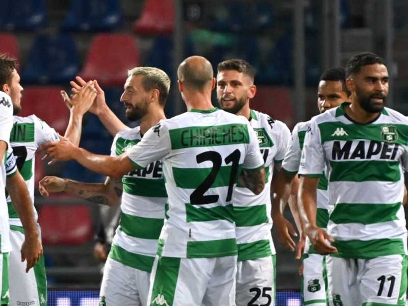 I giocatori del Sassuolo festeggiano la vittoria contro il Bologna (foto LaPresse)