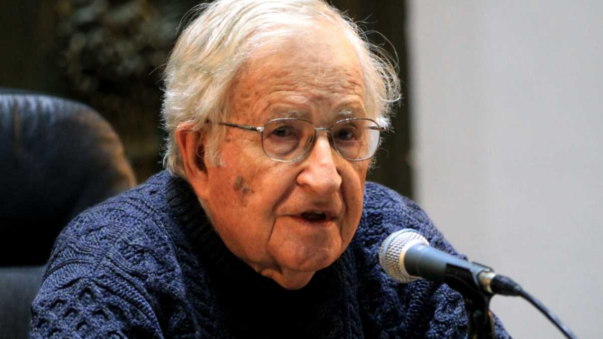 Immagine di “Possiamo fare come Hitler e Stalin o possiamo difendere la libertà di parola”. Parla Chomsky
