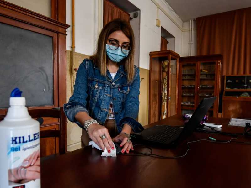 Preparativi per gli esami di maturit&agrave; al Liceo Parini durante l&rsquo;emergenza coronavirus (foto LaPresse)