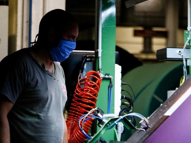 Roma, la fabbrica Klopman ha avviato la produzione di mascherine protettive (LaPresse)
