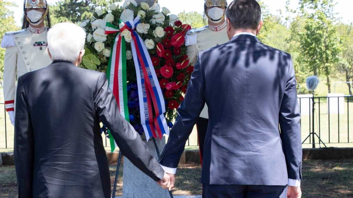 Immagine di Mattarella e Pahor si tengono per mano a Trieste: un gesto storico che resterà