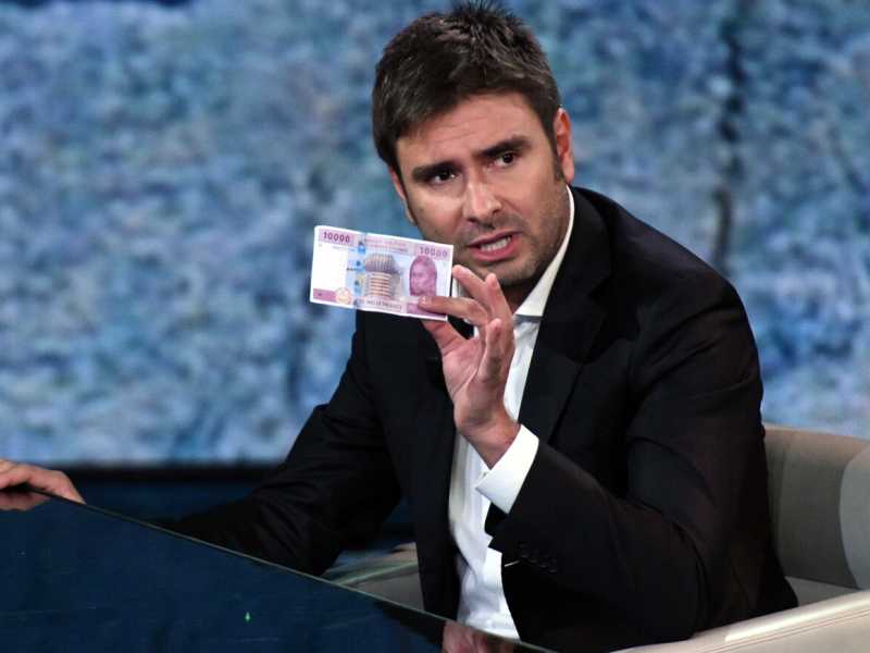 Alessandro Di Battista mostra il Franco Cfa a Fabio Fazio, nel gennaio 2019 (foto LaPresse)