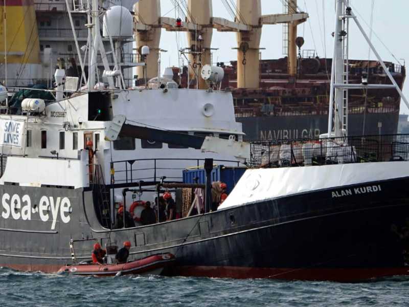 Nell'accordo raggiunto da Pd e M5s anche l'abbassamento sensibile delle multe alle navi delle ong (foto LaPresse)