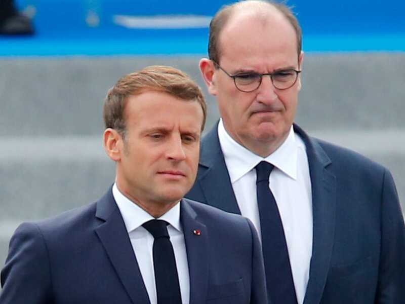 Il presidente Emmanuel Macron e, alle sue spalle, il premier Jean Castex (foto LaPresse)