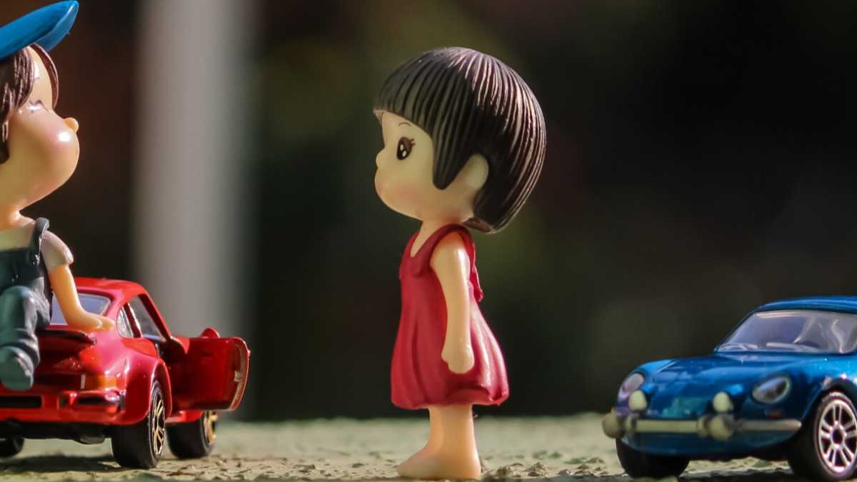 Immagine di I bambini con le bambole, le femmine con le lucertole, e i dubbi sui poster per la parità di genere