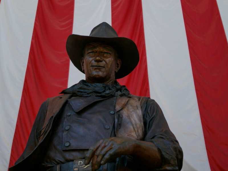 Cancellate quel “razzista” di John Wayne!