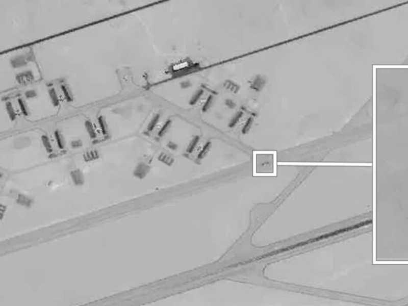 Un'immagine satellitare del comando americano AFRICOM della base aerea di Jufra, in Libia. Sulla pista, in un box, un MiG-29