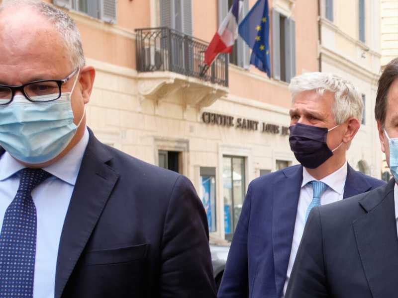 Giuseppe Conte e Roberto Gualtieri (foto LaPresse)