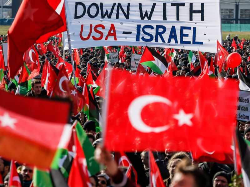 Manifestanti turchi filo-palestinesi protestano contro il piano di pace in medio oriente proposto da Donald Trump, a Istanbul, domenica 9 febbraio 2020 (LaPresse)