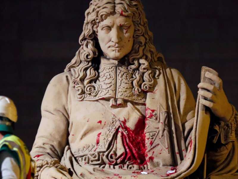 La statua di Jean-Baptiste Colbert al municipio di  Parigi imbrattata (LaPresse)