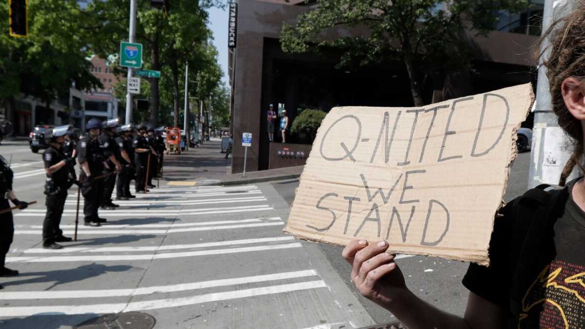 Immagine di Twitter dichiara guerra a QAnon, il complotto degli sciroccati pro Trump