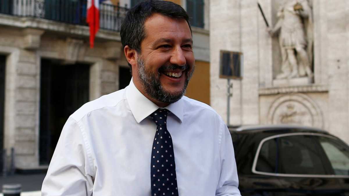 Immagine di Salvini sugli specchi