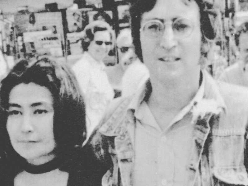 Yoko Ono e John Lennon in uno scatto del 1971, a Cannes (foto LaPresse)