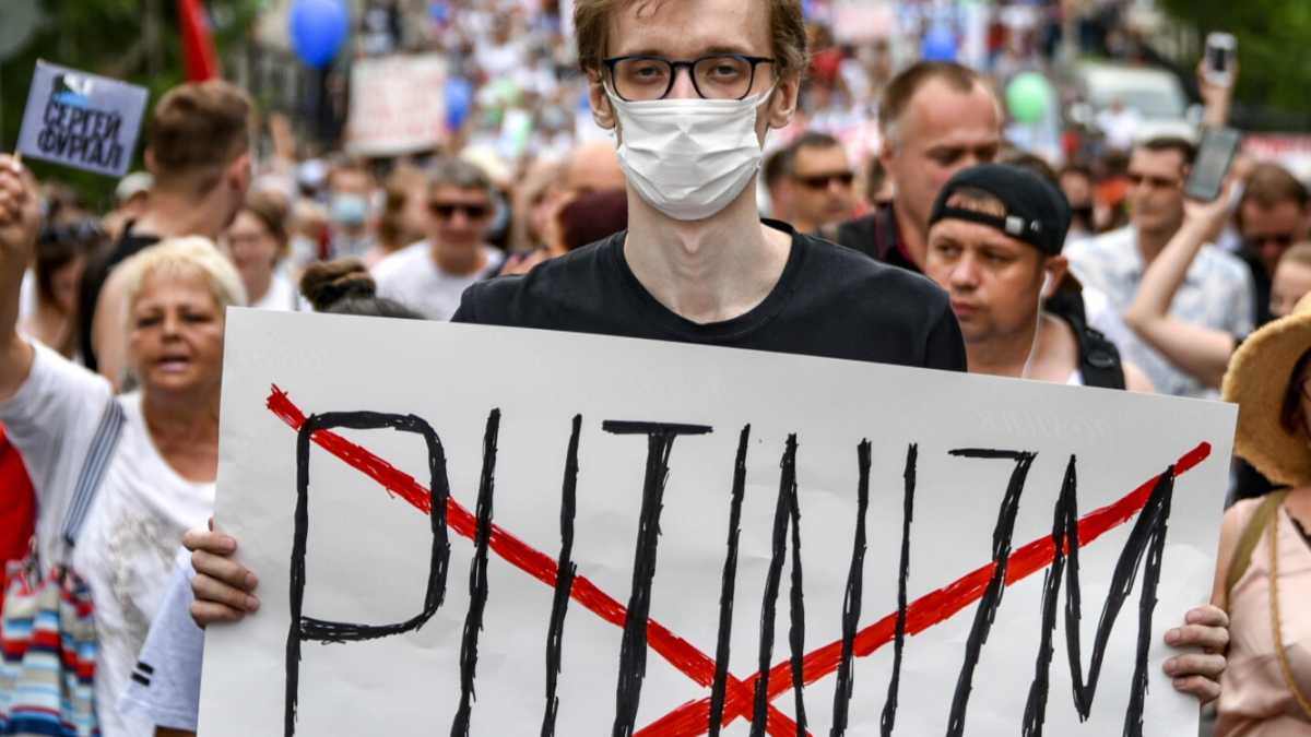 Immagine di Guardatela, la protesta in Russia dove la polizia distribuisce mascherine