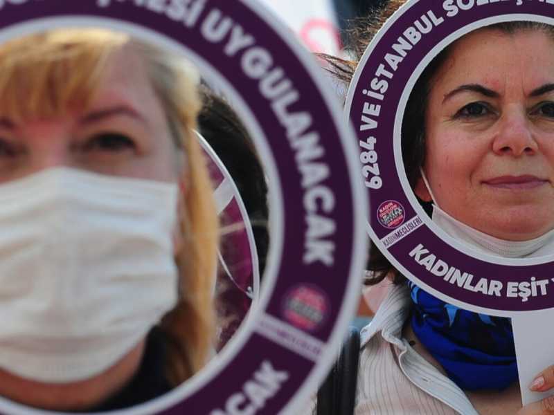 Donne marciano a sostegno della Convenzione di Istanbul sulla prevenzione della violenza contro le donne a Istanbul, domenica 19 luglio 2020