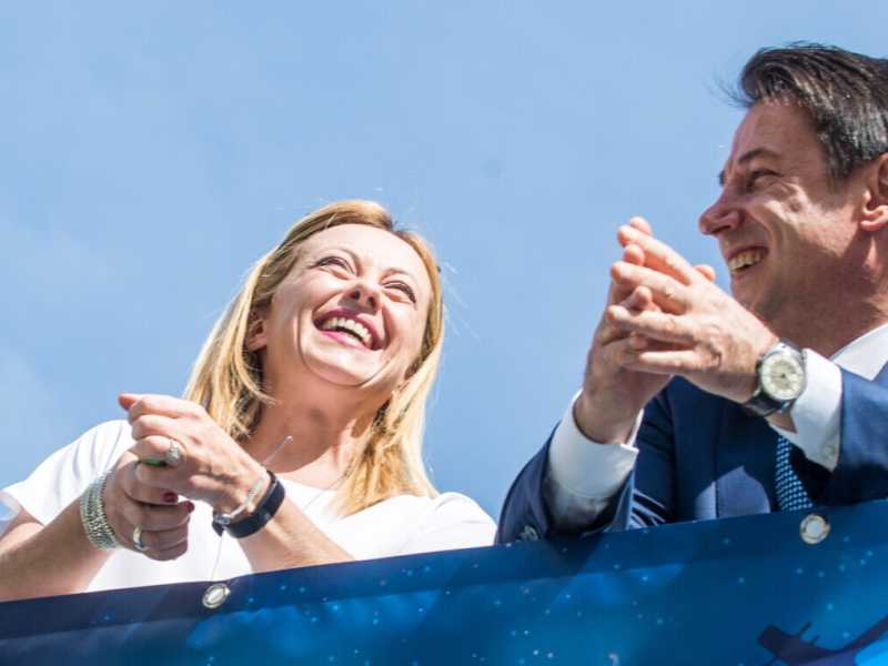 Giorgia Meloni e Giuseppe Conte lo scorso anno durante la festa nazionale di Atreju organizzata da Fratelli d’italia (foto Valerio Portelli/LaPresse)