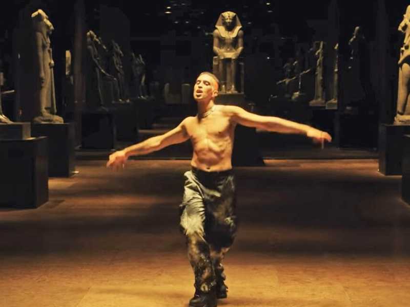 Una scena del video di Mahmood al Museo Egizio di Torino (via Vevo)