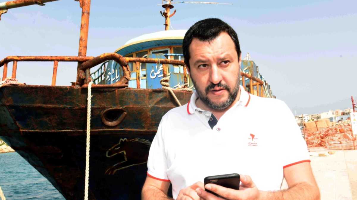 Immagine di Salvini si tuffa in Sicilia, tra Covid e migranti