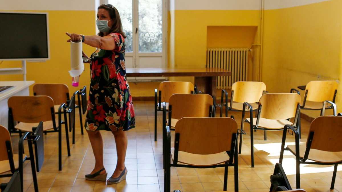 Immagine di Arcuri si corregge sui banchi scolastici