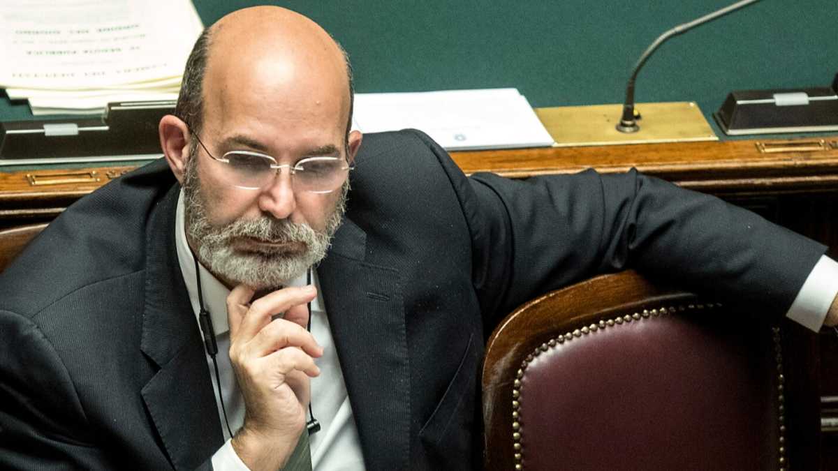 Immagine di E Villarosa sbatté la porta sul muso di Crimi. Rousseau manda in tilt il M5s