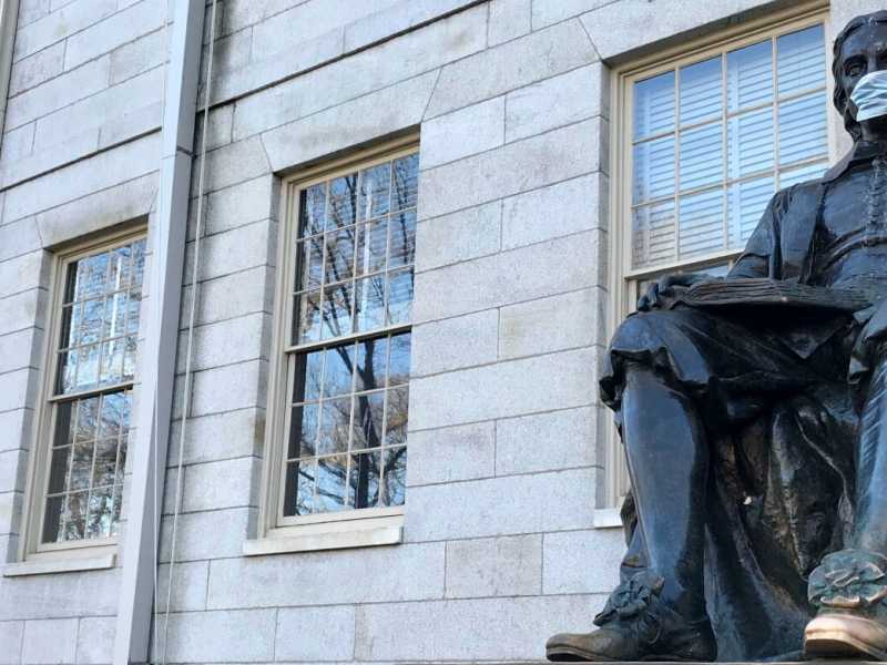 La statua di John Harvard nel campus dell’Università americana (foto LaPresse)