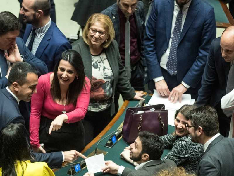 Luigi Di Maio alla Camera coi deputati del M5s (foto LaPresse)