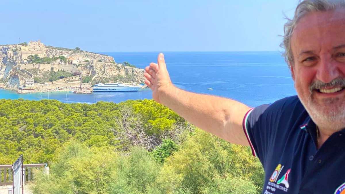 Immagine di Con le polo "istituzionali" Emiliano fa il verso a Salvini
