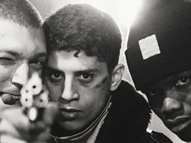 Una scena di L'odio (La Haine), film del 1995 scritto e diretto da Mathieu Kassovitz, vincitore del Premio per la miglior regia al Festival di Cannes