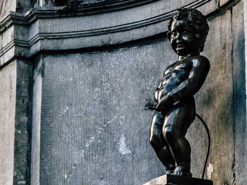 La statua Manneken Pis, nel centro di Bruxelles (foto Chris Curry/Unsplash)