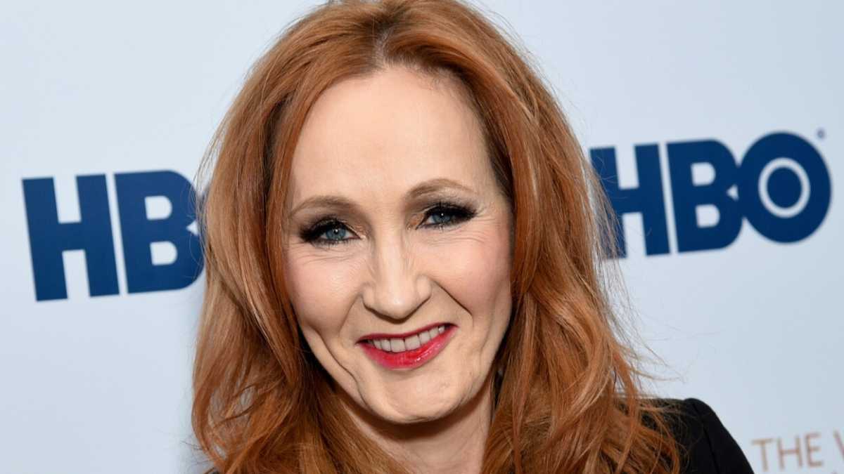 Immagine di J.K. Rowling dice che la differenza tra sessi esiste e diventa una “strega feminazi”