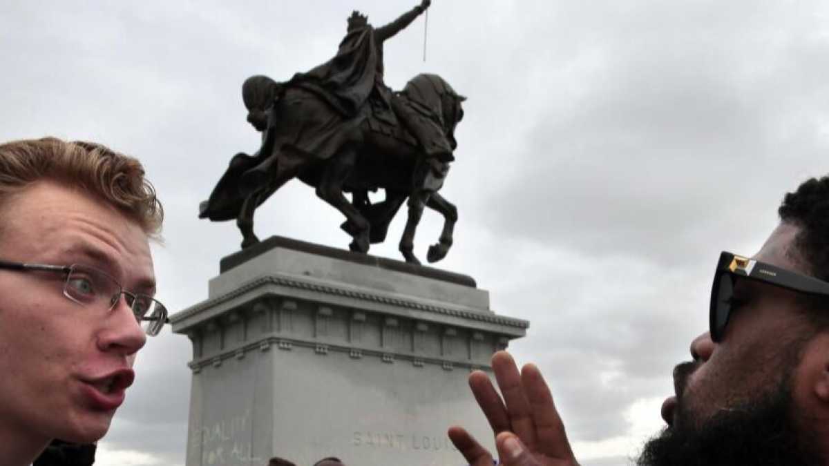 Immagine di Abbattere le statue per sbriciolare la storia