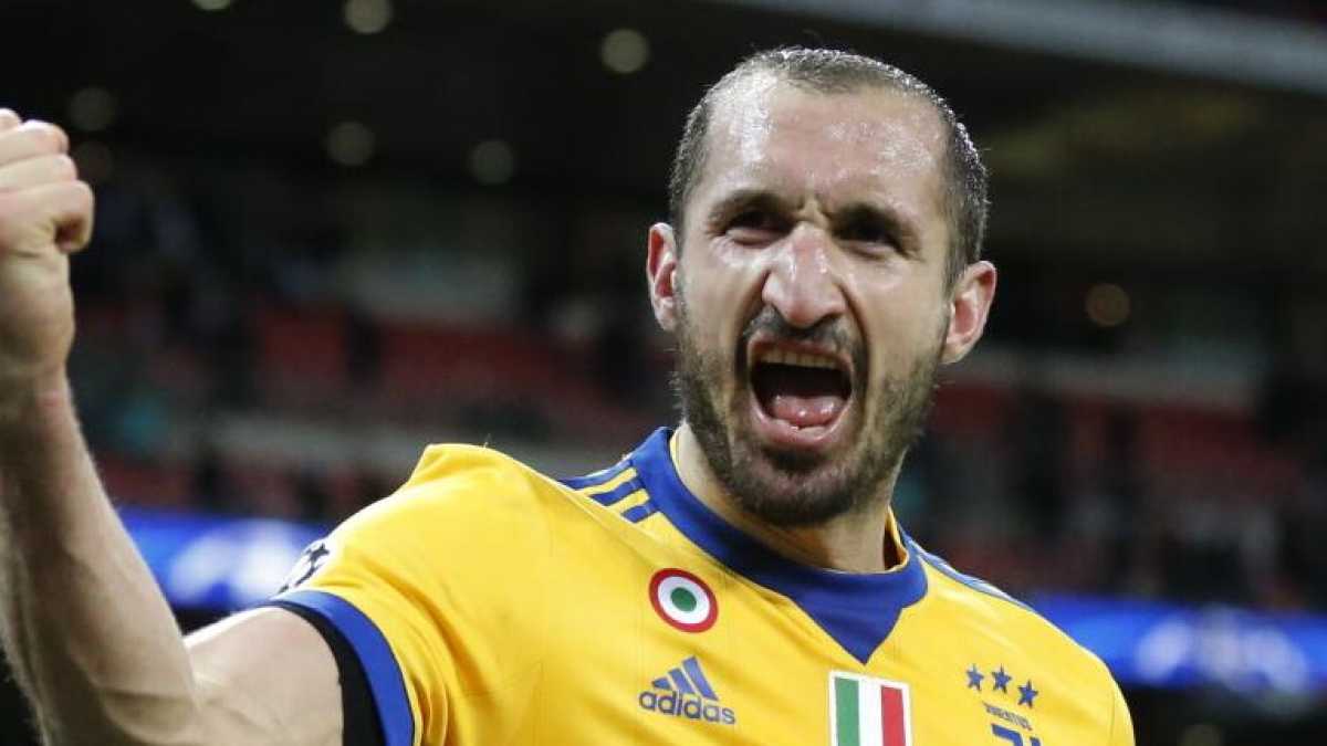 Immagine di Tackle di Chiellini e lap dance all’aperto