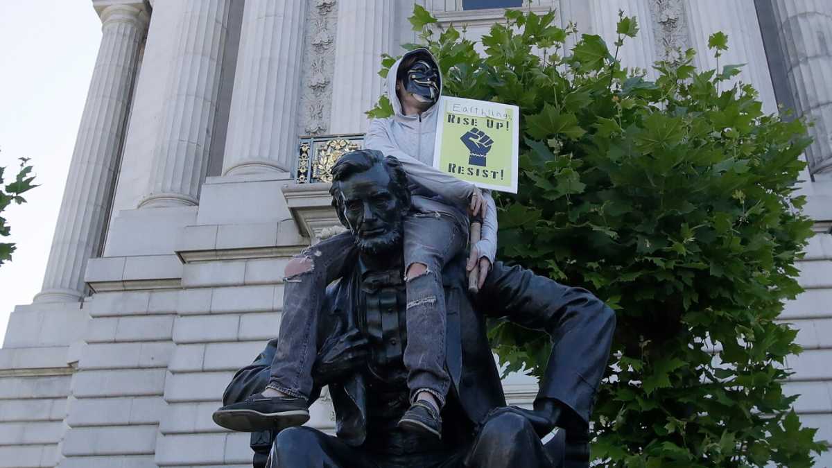 Immagine di La storia, anche recente, rivista per via giudiziaria e le fosse del senno di poi