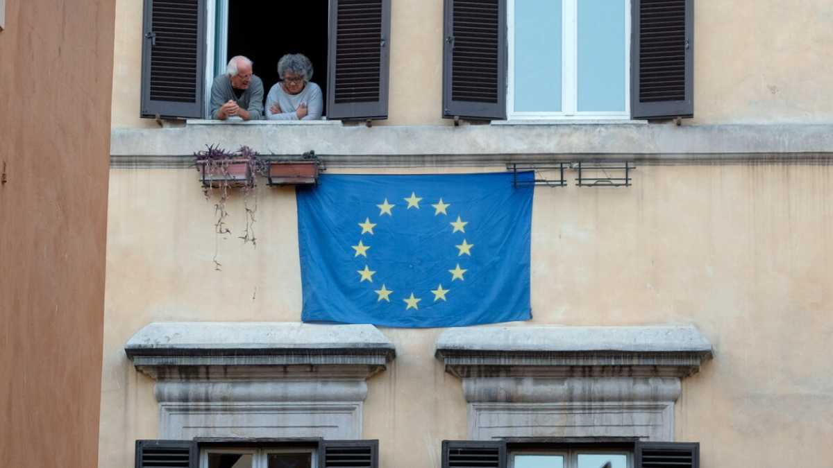 Immagine di Gli italiani amano di nuovo l'Europa