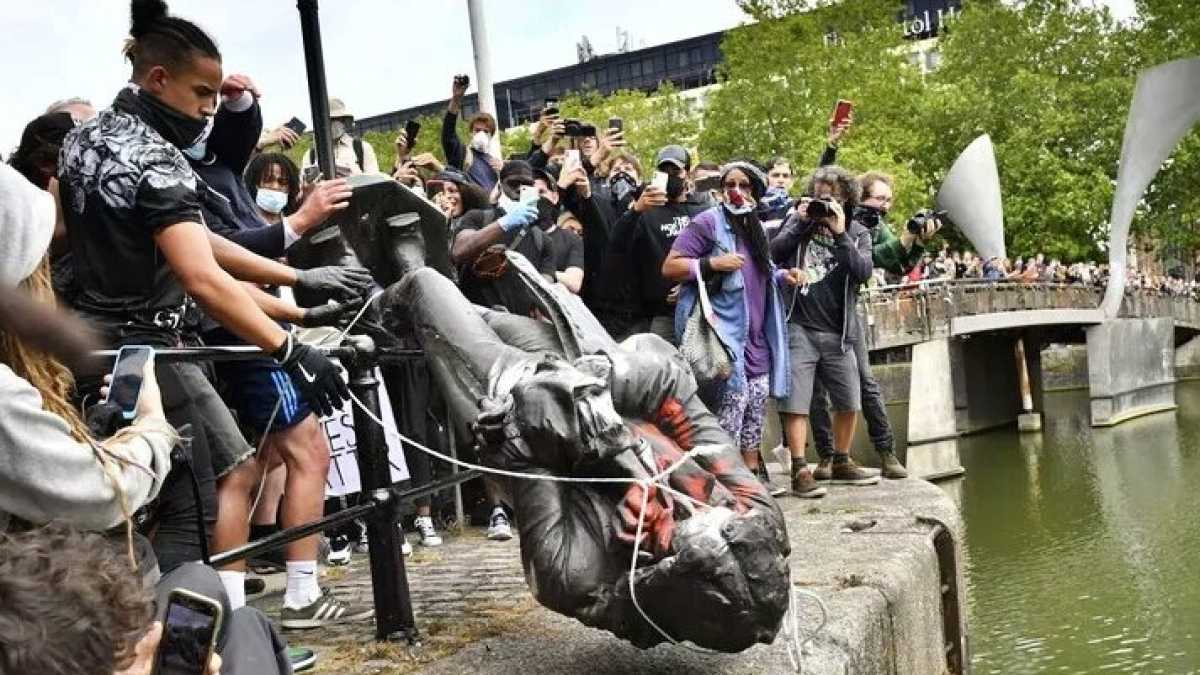 Immagine di Bristol, lo schiavista abbattuto e l’integrazione che non c’è mai stata