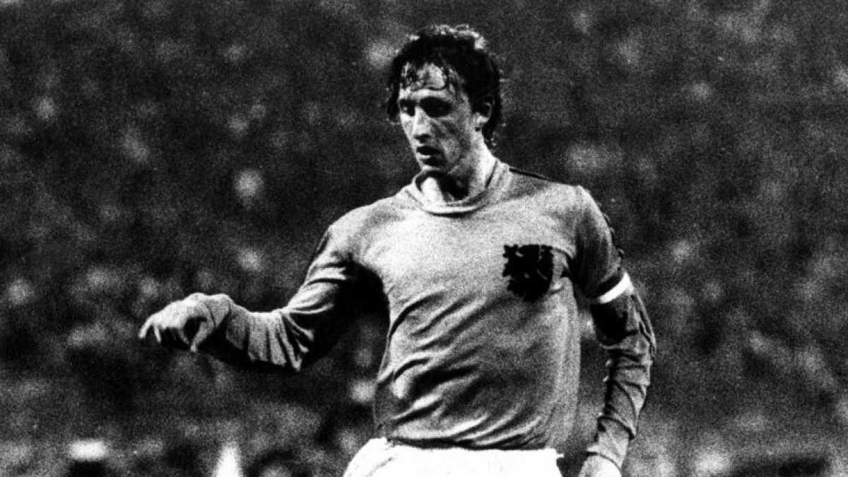 Immagine di Il calcio del distanziamento spiegato con Cruijff