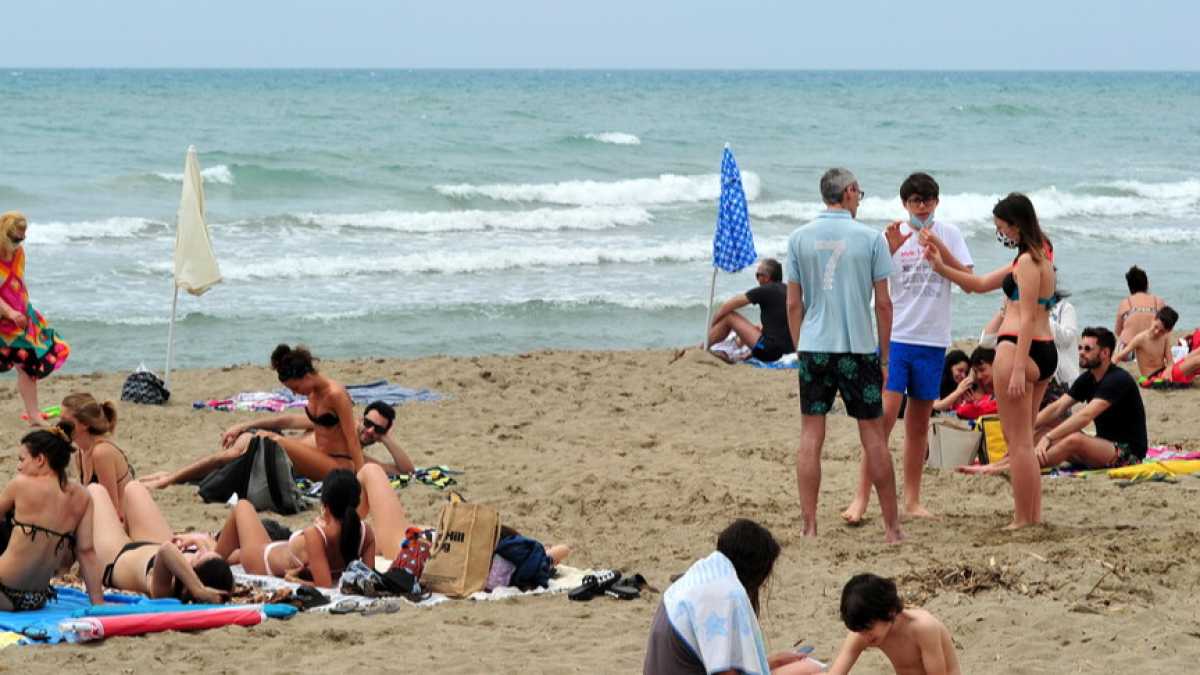 Immagine di Spiagge piene, aule vuote. Il discutibile settembre italiano