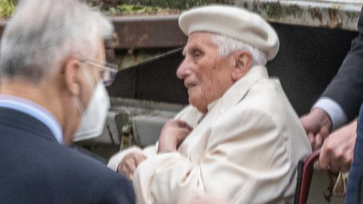 Immagine di Il viaggio del vecchio Papa