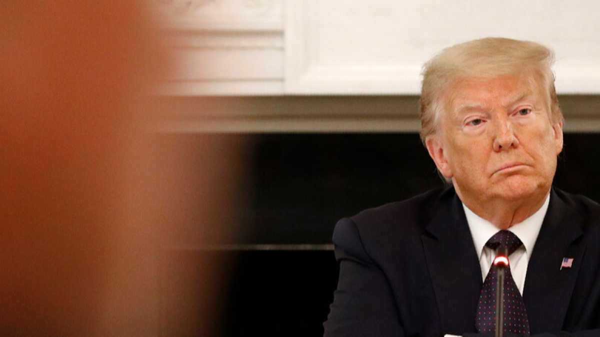 Immagine di Trump sparge liquame