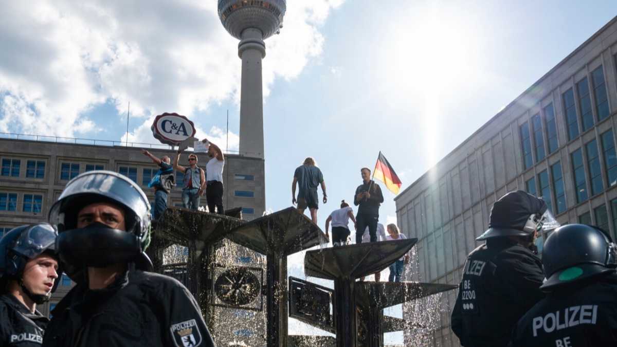 Immagine di I complottisti del Covid che paragonano il lockdown al nazismo