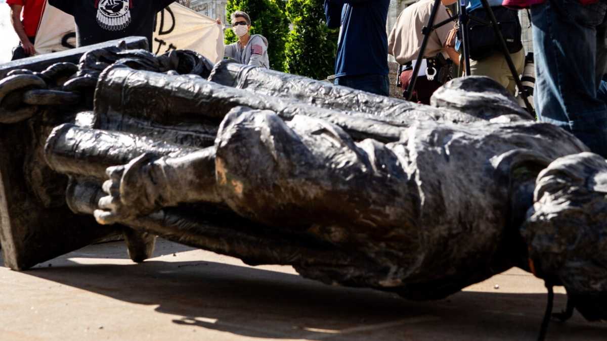 Immagine di I monumenti abbattuti e la memoria