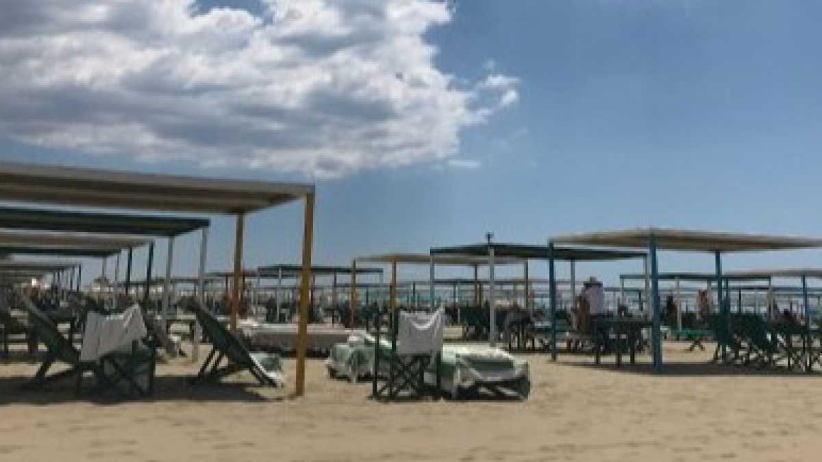 Immagine di Cronache covid dal bagno Piero al Forte dei Marmi (no plexiglass)