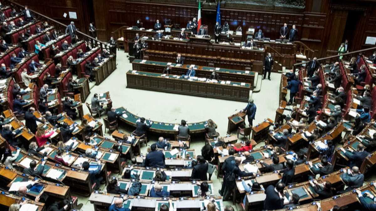 Immagine di I leghisti dicono oscenità, i grillini si dividono: bentornata politica