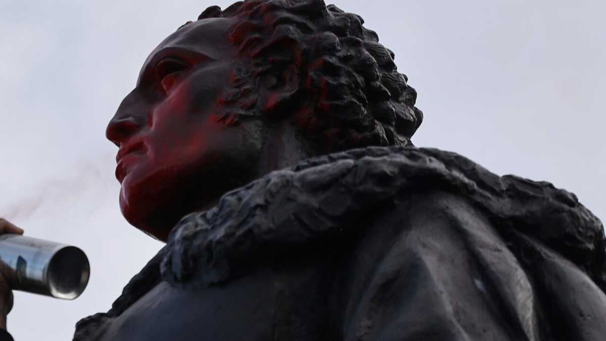 Immagine di Statue rotolanti e facce di bronzo